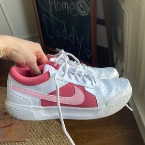 Tennis shoes size 8 Nike